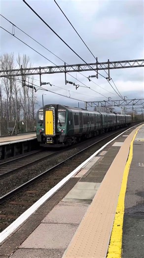 LNWR 350404 departs Runcorn with a train for Liverpool Lime Street! #train