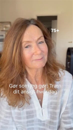 Jeg er 75 år – og jeg træner mit ansigt hver eneste dag. Det tager ca. 25 minutter, og jeg elsker det. Jeg oplever løft i ansigtet, mere volumen (især i kinderne), en mere opstrammet hals og kæbelinje – og også mindre fokus på hamsterkinder og dobbelthage. Og så får jeg en friskere, mere levende hud. Og mine øjenlåg… dem skal du lige se i videoen. Ret vildt, ikke? Lige nu giver jeg panden og bekymringsrynken lidt ekstra kærlighed – det har været en travl måned, og det sætter sig især dér hos mig