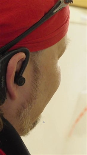 Hraje na kytaru, jezdí s foodtruckem, "pokouší se" vařit... tak ještě aby přímo pod hospodou nebydlel! 😆 📺 Ano, šéfe! sledujte dneska ve 21.35 na Primě. | Prima ZOOM