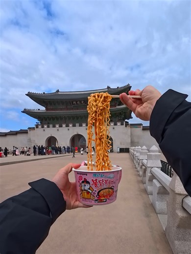 Eating Buldak Near Gwanghwamun Today’s video is about eating Buldak Carbonara ramen with sausage in front of Gwanghwamun in Seoul, Korea. I heard that BTS will soon make a comeback and perform near Gwanghwamun. So I decided to visit the area. As expected, there were a lot of tourists. For my quick meal, I chose a convenience store combo. 💰 Price Samyang Buldak Carbonara KRW 1,800 (≈ $1.38 / 21,500 IDR) Sausage KRW 1,500 (≈ $1.15 / 17,900 IDR) Even though I am Korean, I am not very good at eatin