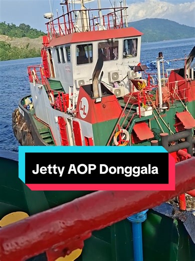 Sandar di Jetty AOP Donggala: Proses Pemuatan Kapal