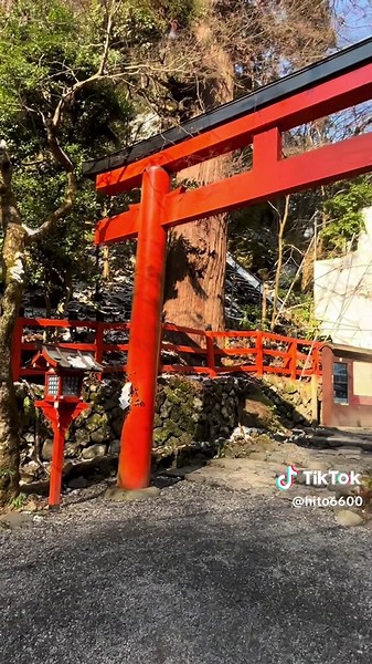 #貴船神社は万物の命の源である水の神を祀る、全国二千社を数える水神の総本宮です願い事は主に縁結びです 水占みくじが人気です