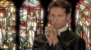 clip-8508376-young-catholic-priest-saying-prayer