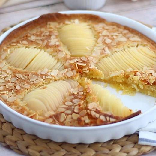 2M views · 19K reactions | [ TARTE BOURDALOUE ] Quelle meilleure manière de mettre en scène les poires pour le dessert ?!  Recettes détaillées dispo sur notre site : * Tarte bourdaloue→www.ptitchef.com/fid-1568276 * Tarte poires / chocolat→www.ptitchef.com/fid-1572419 | Les recettes vidéo de Ptitchef.com | Facebook