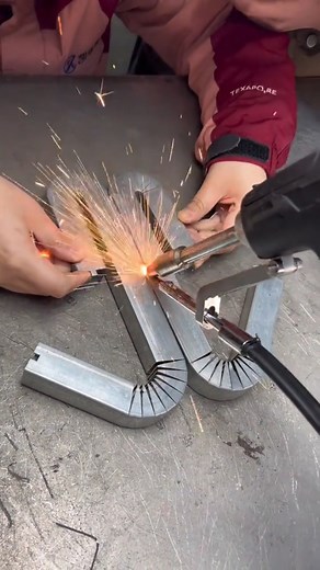 27K views · 53 reactions | This is fiber-laser welding #FiberLaser #MetalWork | Artesanias Studio | Facebook