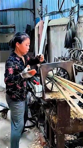 Unbelievable Speed! Worker Splits Bamboo Into Perfect Strips in Seconds ⚡🎋