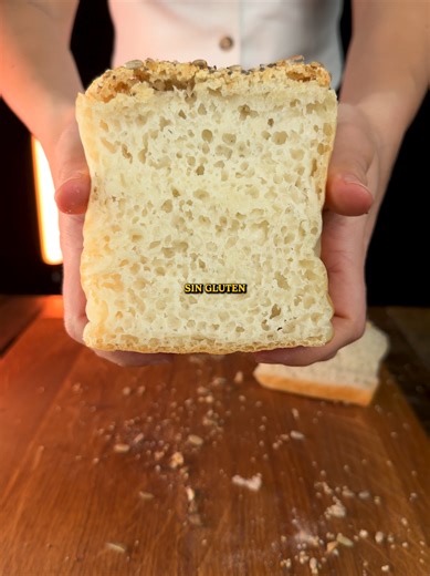 🍞 Pan de Arroz Sin Gluten Una receta fácil, nutritiva y sin harinas raras. ¡Solo arroz y pocos ingredientes! 🌾🚫 ⸻ 📝 Ingredientes: 🍚 350 g arroz crudo (remojado mínimo 4 h) 💧 210 ml agua tibia 🫒 30 ml aceite de oliva virgen extra 🍯 20 ml miel 🧂 1 cucharadita de sal 🍞 20 g levadura fresca ⏳ Reposo: 30–60 min 🔥 Horno: 180 °C · 40–50 min ⸻ 👩‍🍳 Preparación: ➊ Remoja el arroz crudo en agua al menos 4 horas o toda la noche. ➋ Escurre y tritura con el resto de ingredientes hasta obtener una