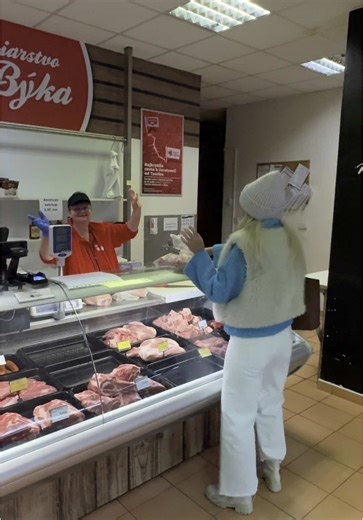 Huspenina. Jedlo, ktoré buď milujete… alebo si k nemu musíte postupne prevariť cestu 😄 Ja som v tom prvom tíme. Pretože pre mňa huspenina nie je len jedlo – je to tradícia a kolagén :-) A ešte predtým, než sa začne variť, je pre mňa najdôležitejšia jedna vec: kvalitné mäso a ľudský kontakt. Preto tak rada chodím do @masiarstvoubyka stvoubyka @tauris.sk . Majú tam výborné mäso, ale hlavne – skvelých ľudí za pultom. Rada sa porozprávam, zasmejem… niekedy si pri pulte aj zatancujeme 💃 Samoobslužn