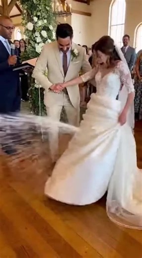 💒 Unforgettable church wedding moment! The bride’s dress turned into a mini fountain at the front 💦 She screamed and tried to keep balance, but kept slipping in the cutest way~ Pure laughter and joy! #WeddingFun #UnexpectedMoment #microdrama #weddingtok #chaos