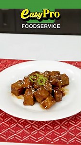 Turn up the heat with EasyPro® Premium Yangnyeom Sauce—bold, sweet, and spicy in every bite! Perfectly crafted for Korean-style fried chicken, wings, and more. 𝗜𝗡𝗚𝗥𝗘𝗗𝗜𝗘𝗡𝗧𝗦: EasyPro® Breading Mix (15g) EasyPro® Yangnyeom Sauce (30 ml) Tofu (150g) Butter (50g) Green Onion Sesame Seeds Oil 𝗣𝗥𝗢𝗖𝗘𝗗𝗨𝗥𝗘𝗦: 1. Coat 150g of tofu with 15g of EasyPro® Breading Mix, and fry the tofu until golden and crispy on all sides. Remove from the pan and set aside. 2. Melt 50g butter in another pan