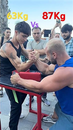 WHO is the winner 😳👇😮#subscribe #viralvideo #armwrestling #viralshort