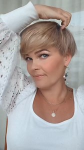 2.2M views · 4.9K reactions | Hair routine with short natural wavy hair #kurzhaarfrisurenfrauen #undercut #pixiecut #kurzehaarestylen #kurzhaarfrisuren #salirasa #pixie #pixiecut #cabelocurto | Salirasa | Facebook