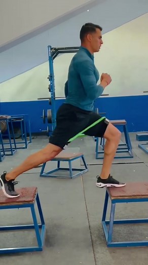 🔥Increase your speed & power with these 2 drills @heber_thunder #speedbands #tracknfield #quads #tracklife #resistancebands