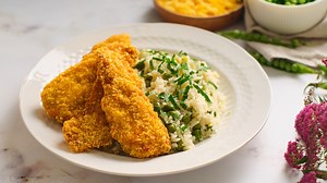 118K views · 193 reactions | A klasszikus zsemlemorzsás panírt kiváltva a kukoricapehelytől extra ropogós lesz a rántott csirkemell. Köretként az egyszerű rizi-bizi tökéletesen illik hozzá, amit alaplével és póréhagymával még finomabbá varázsolhatunk. Recept: https://www.nosalty.hu/recept/kukoricapelyhes-csirkemell-csikok-rizi-bizivel-philips-airfryerben-keszitve A videót a Philips Home Living támogatta! | Nosalty | Facebook