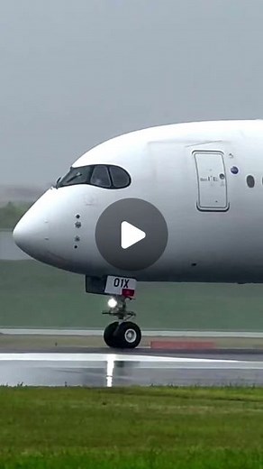 日本航空（JAL） on Instagram: "すごい迫力…✈️ 梅雨の時期も力強く飛び続けます🌧️ 動画内の飛行機はエアバスA350-900の初号機。 機体後部の赤いロゴが特徴で、挑戦を示す「レッド」の特別塗装機です🚩 🎥Movie by @c2japan073 Thank you!! ─────────── #FlyJAL をつけて、あなたのすてきな旅の写真を投稿してくださいね☺️✨ Post your memories with #FlyJAL ─────────── #JapanAirlines #JAL #JapanAirlines_JAL #japantrip #japantravelphoto #a350 #airbusa350 #airbusa350900 #日本航空 #飛行機 #飛行機好き #飛行機大好き #飛行機好きな人と繋がりたい #エアバスa350 #伊丹空港 #空港 #雨の日 #梅雨空 #迫力満点 #特別塗装機 #水飛沫 #挑戦のレッド"