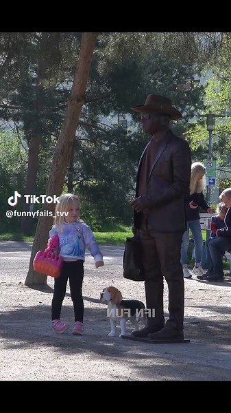 Hilarious Scare Prank with a Statue