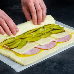 Te-ai plictisit de pizza obisnuita? Fa ca mine! (Foietaj din comert) Ingrediente: cașcaval - 100 g muștar - 50 g șunca - 100 g aluat foietaj - 500 g castraveți marinați - 100 g ouă - 1 buc Tava cu dimesniunea 35 cm x 40 cm LA CUPTOR 180 °C/25 minute | Cookrate - Romania