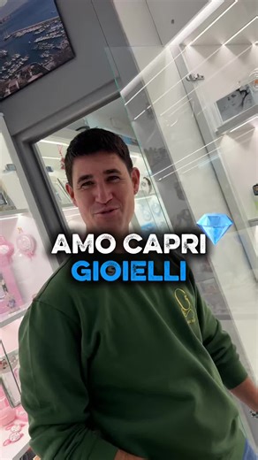 Vesti Amo Capri per il tuo 🎄 🧑‍💻 @roberto.romano.ph #legioiedigio #gioelleria #montalto #natale