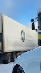 Perävaunuun uutta peitettä päälle vielä vuoden viimeiselle päivälle! Monipuolinen kuljetuskalustomme palvelee tarpeesi mukaan. 🚚 Kuljetamme kappaletavaraa pakettiautolla, vaihtolavalla tai ajoneuvoyhdistelmällä – ota rohkeasti yhteyttä ja kysy lisää! #szepaniakyhtiot #kuljetuspalvelut | Szepaniak Oy