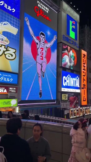 Osaka’s Famous Running Man Sign 🇯🇵 Huge Crowds at Dotonbori (Glico Sign) #shorts #osaka #dotonbori