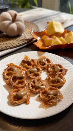 Caramel Pretzel 🥨 Bites! You won’t regret making these!!