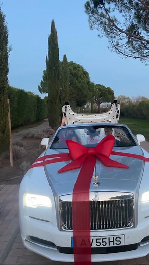 Cristiano Ronaldo received a Rolls-Royce Dawn for Christmas 🎄🎁 (Via georginagio/IG) | FOX Soccer