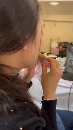 @bulgarianbusinesses on Instagram: "🎄✨ Остават само 4 дни до Българския Коледен Базар в Лондон! ✨🎄 Неделя идва, а с нея - ароматът на вкусни български сладкиши, домашен мед, банички, хотдог, скара и още много изкушения… точно като във видеото. ❤️ Елате да си хапнете, да се насладите на празничната атмосфера и да си вземете красиви коледни подаръци и снимки с Дядо Коледа. 🎅📸 🎁 Какво ще намерите на базара: 🍯 Домашни сладки, мед, банички, хот дог, скара 🎨 Ръчно изработени подаръци и декораци