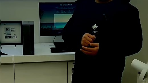 联想ThinkCentre M70q台式机，小巧机身不占地，办公高效安静，适合家用或小空间职场，真实用户反馈运行流畅，连接便捷，是省心之选。