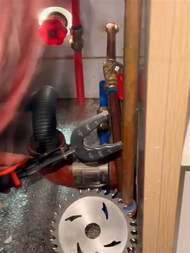 🔧 Disconnect push-fit plumbing fittings in seconds — no scratches, no leaks, no effort. A must-have new tool for plumbers and DIYers!