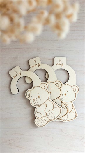 Futurs parents, préparez le dressing de bébé tout en douceur ! 🧸 Moi, c’est Valentine 👋. Dans mon atelier à Saint-Martin-de-Seignanx, je crée des pièces artisanales et des accessoires en bois pour accompagner vos plus beaux moments. Tout est 100% fait main en France 🇫🇷. Envie d'organiser l'armoire de votre futur enfant avec des créations uniques, durables et locales ? ✨ Retrouvez mes séparateurs de vêtements en bois sur ma boutique (lien en bio). séparateurs vêtements bébé bois, organisation