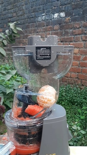 I'm amazed at how this juicer machine managed to extract juice from such hard carrots.