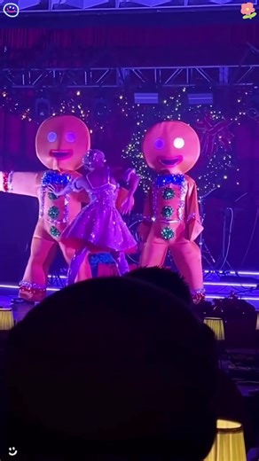 THE GINGERBREAD SECTION OF CHRISTMAS FANTASY ⭐️ These cast members are amazing ❤️🎄👩🏾‍🍳🍪 #achristmasfantasyparade #gingerbreadmendisney #dancinggingerbreadman #disneyparadepov #disneylandparade