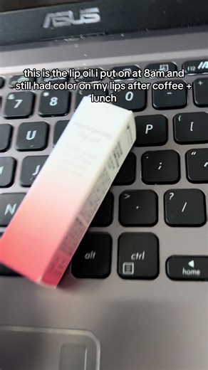 I didn’t reapply all day. The gloss faded but the tint stayed, so my lips still looked alive without feeling dry. It’s that low-maintenance product you forget you’re wearing until you catch yourself in the mirror. #lipoil #everydaymakeup #cleangirlvibes #tintedlips #makeuptok