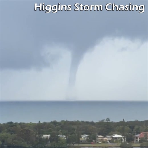 A large waterspout was spotted off Fingal Head NSW this afternoon by Sylv. With the current weather system in place, conditions are favourable for more to develop over the next couple of days, so if you’re along the coast, keep an eye out. | Higgins Storm Chasing
