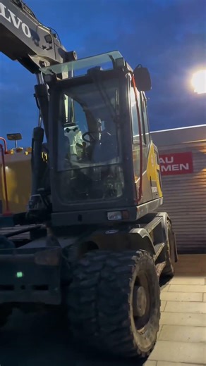 Keine Werbung. Neuer Radbagger kommt angerollt! – Mehr Power für unsere Baustellen.