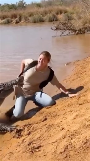 PrismCutslice on Instagram: "🇯🇵✨ 日本では、先進的な圧電（ピエゾ）技術を活用し、人々の足跡をクリーンな電力に変換しています。この特別な床タイルは、足踏みによる機械的な圧力を感知し、それを微量の電気エネルギーに変換します。人が歩くと、体重や動きによってタイルがわずかに曲がり、応力の変化が生じます。タイル内部に組み込まれた圧電材料が、この応力を直接利用可能な電力へと変換します。1歩ごとに発生する電力はごくわずかですが、 人通りの多い都市部では、何百万もの足跡が集まり、街灯、センサー、デジタルディスプレイなどの公共設備を稼働させる電力となります。例えば、東京の渋谷駅のような非常に混雑した場所では、1日に平均240万歩以上がこのシステムに電力を供給しています。 この電力はリアルタイムで使用することも、 蓄電システムに保存することも可能で、都市の従来型電力への依存を減らし、持続可能な都市インフラを支えることができますこの足跡発電技術は、 未来の都市エネルギーの可能性を示すだけでなく、日常の動きを本当の再生可能エネルギー源へと変えるものです。"