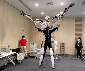 This Robot Exoskeleton Copies Exactly What Its Pilot Does