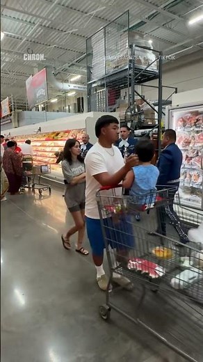Mariachi band remixes "La Chona" at H-E-B