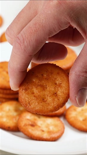 Whip up a bowl of these for all your future parties. Prepare to make a double batch – they go fast! Comment "RITZ CRACKERS" and I'll send you the link 殺 #food #recipe | The Salty Marshmallow | Facebook