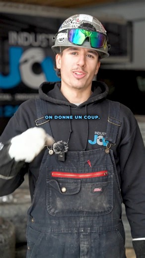 Tommy vous explique ce que lui et son collègue sont venus installer aujourd’hui à Sainte-Sophie : l’installation d’un cadre de porte de garage 👷🏽‍♂️ On commence par le morceau du haut : on vient le clamer sur la structure pour le garder en place, puis on l’ajuste au laser pour qu’il soit parfaitement de niveau 📐 Ensuite, on redescend pour s’occuper des deux extrémités. On prend les morceaux, on rajoute des braquettes pour les solidifier, puis on remonte tout ça de chaque côté du morceau du ha