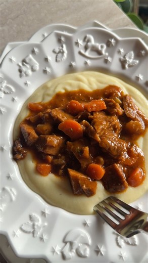 Carlotta Perego | Cucina Botanica on Instagram: "Brasato di seitan con purè ✨ Un piatto della tradizione rivisitato in chiave 100% vegetale, perfetto da servire a Natale come secondo🎄 Per prepararlo ho usato il seitan al naturale di @koro_it, buonissimo e dalla consistenza perfetta 💖 Ingredienti (per 4 persone): ✨ 2 carote ✨ 2 coste di sedano ✨ 1 cipolla ✨ 2 bistecche di seitan al naturale (500g) ✨ 2 cucchiai di concentrato di pomodoro ✨ 4 cucchiai di salsa di soia ✨ 1 cucchiaino di sciroppo d