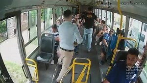 👮🏼‍♂️🚨 | La Matanza: Dos menores robaron un auto y fueron detenidos tras intentar ocultarse en un colectivo ➡️ En un nuevo episodio de violencia delictiva en La Matanza, dos adolescentes fueron detenidos luego de robar un auto a mano armada y escapar de la policía intentando esconderse a bordo de un colectivo de la línea 242. 🔫 Intentos de robo con violencia Minutos antes de su detención, los jóvenes habían intentado sustraer un vehículo utilizando un arma de fuego. Según confirmó la DDI de 