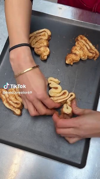 Christmas Tree Cinnamon Rolls! Sweet tree treats 🎄🤎