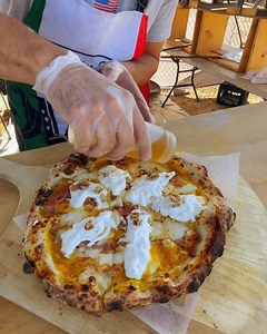 281K views · 2.4K reactions | 勞Finalmente l'ho provata! La Pizza Napoletana Autunnale che sta conquistando le vie di Los Angeles! ecco come la fanno i ragazzi di Italia Pasta e Pizza, facendo un prodotto semplice, di qualità riportandolo alle origini dello street food!  | La tua guida a Los Angeles di Marco Squintu | Facebook
