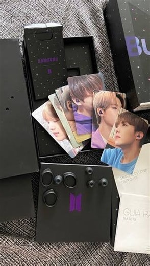 Larissa Pimenta Rechia on Instagram: "Unbox 📦 O fone perfeito existe e vem com photocards lindos 💜 Valeeeeu Jojo! Hahaha ✨ #lifestyle #emalta #reelsbr #viral #dorameira #kpop #bts #galaxybudsbtsedition #btsbr #jungjungkook #photocards #photocardbts #kpoper #army #armybr #armybts #flyp #dorama #korea #korean #koreanstyle #unboxing"