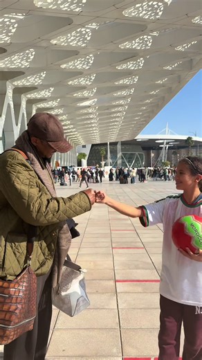 Quand Sarah rencontre la légende du football africain @Samuel_etoo_fils_officiel✔️ 🇨🇲💫 #maroc #algerie #cameroun