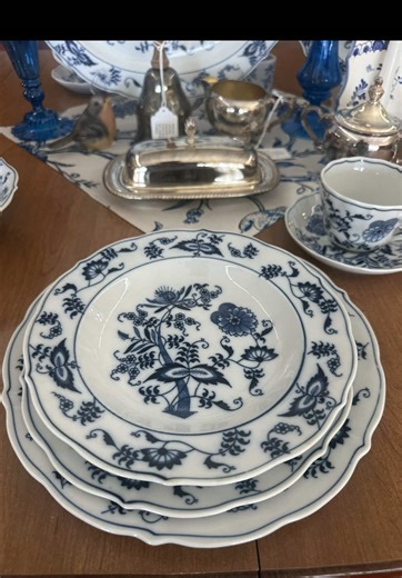 💙 A Blue and White Dream 💙 There is something timeless about the classic Blue Onion pattern. It’s more than just china; it’s the centerpiece of a Sunday brunch or a holiday family dinner. This stunning 99-piece Vintage Blue Danube collection has just arrived and it is ready to find its next forever home. Imagine these scalloped edges on your next tablescape! #BlueAndWhiteChina #Grandmillennial #TablescapeInspiration #chattanooga #BlueOnionPattern