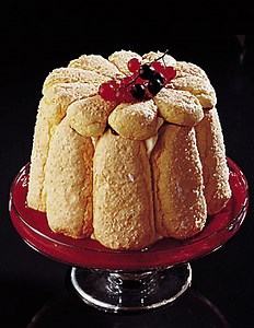 Charlotte aux fruits rouges et noirs pour 4 personnes - Recettes - Elle à Table