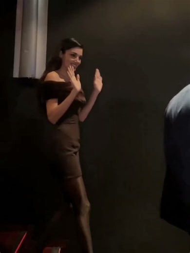 Hande Erçel's Stunning Cinema Entrance! ✨ #HandeErçel #AşkVeGözyaşı #Shorts