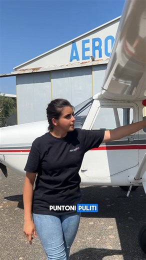 Il giro d’ispezione non è una semplice passeggiata intorno all’aereo: è un controllo metodico che parte da un punto e, girando intorno all’aereo verifica visivamente ogni componente! Si osservano bordi d’attacco, cerniere e bulloneria, allineamento delle linee di riferimento, funzionamento di flap e timoni, stato ruote e freni, gioco dei comandi, integrità dell’elica, ammortizzatori, prese d’aria e ogni eventuale segno di impurità o danno. ⚠️Nel video vedrete una rapida panoramica per ovvie ragi